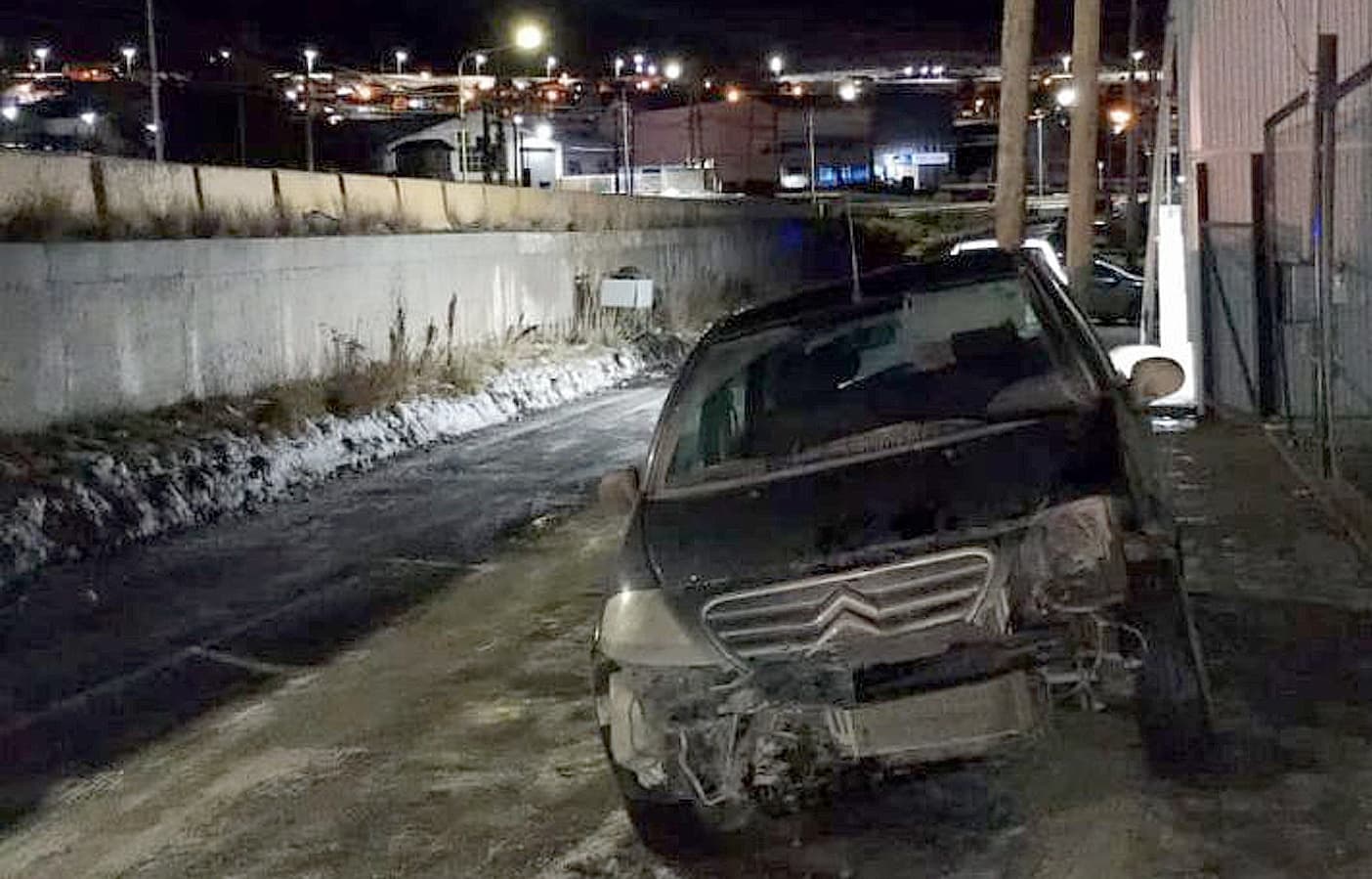 Un rodado volcó tras impactar contra un muro