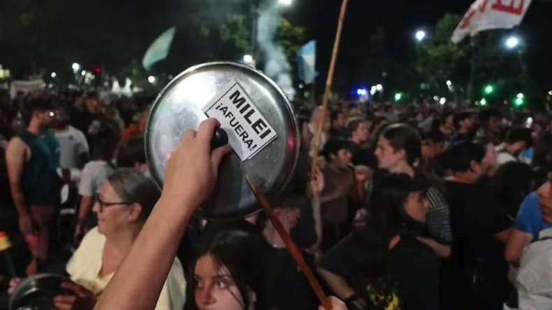 Y un día, 24 años después, volvieron a sonar las cacerolas…