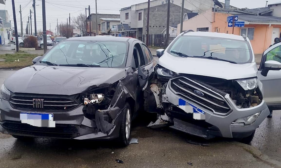 Choque simple entre una camioneta y un auto