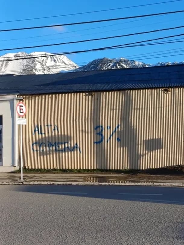 Ushuaia amaneció con carteles en rechazo a la visita del Presidente de la Nación