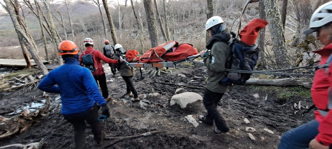 Rescataron a una turista lesionada en el sendero de Laguna Esmeralda