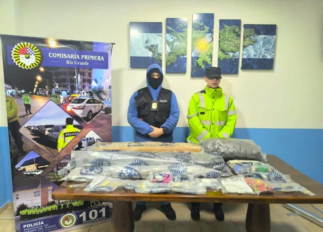 Policías encontraron en un auto armas de fuego, municiones y joyas