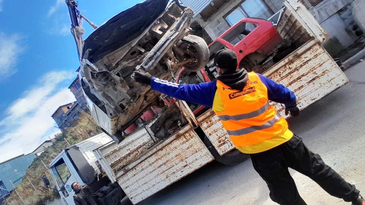 Personal del Municipio retiró chatarra de la vía pública