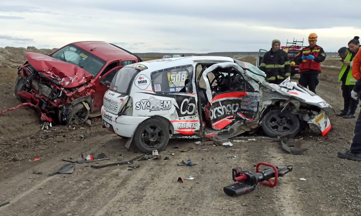 Falleció el conductor del auto de competición que colisionó contra una camioneta