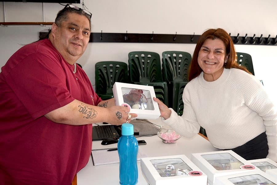 Entrega de presentes por el Día de la Madre
