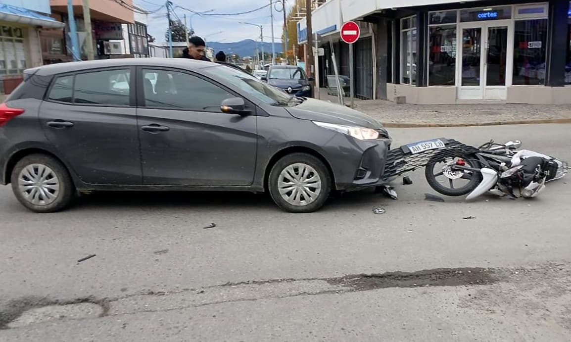 Choque entre un auto y una moto