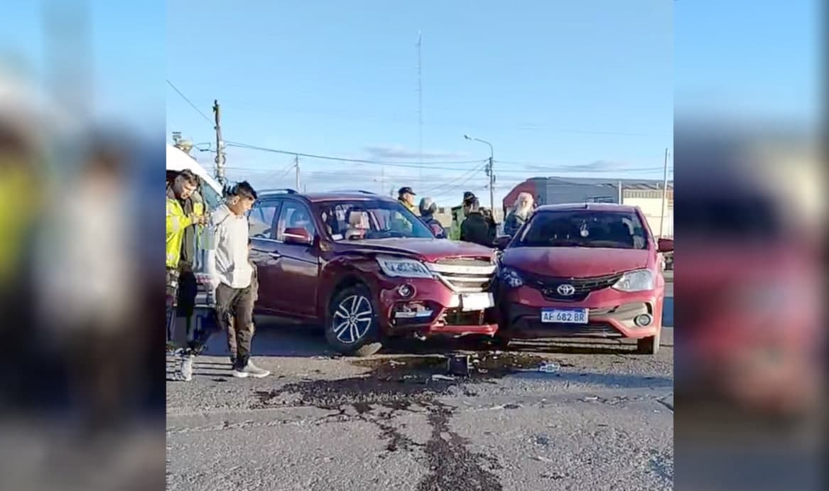 Tres rodados colisionaron en una intersección semaforizada