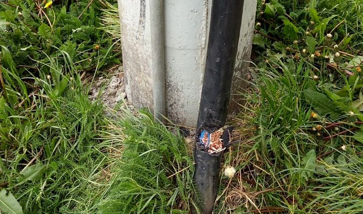 Detuvieron a un hombre mientras cortaba cables de alta tensión con un hacha