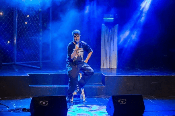 Lucas Lauriente cierra el año con un show de stand up alucinante