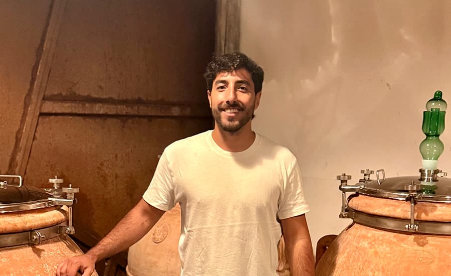 Un microbiólogo argentino especializado en vino