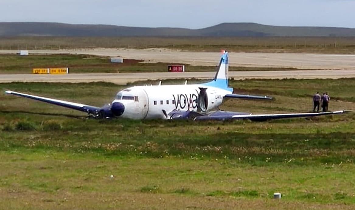 Un avión DC-3 de Mirgor se despistó durante una maniobra de despegue en el aeropuerto de Río Grande