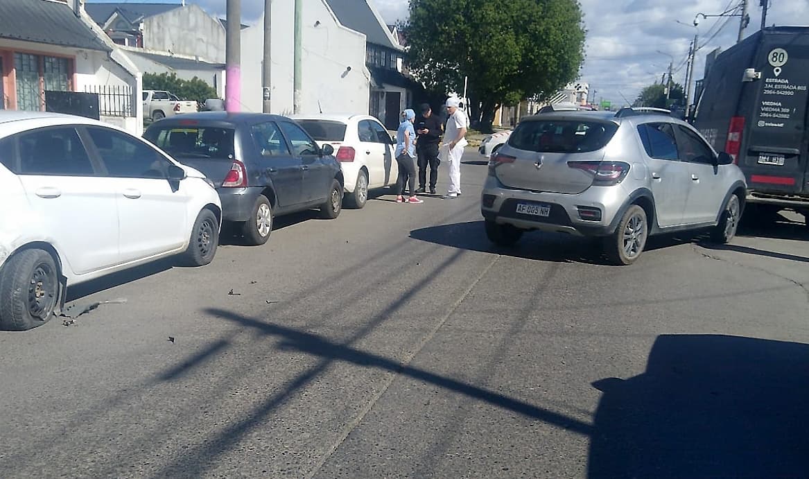 Barrio Mutual: colisión provocó daños en varios vehículos estacionados