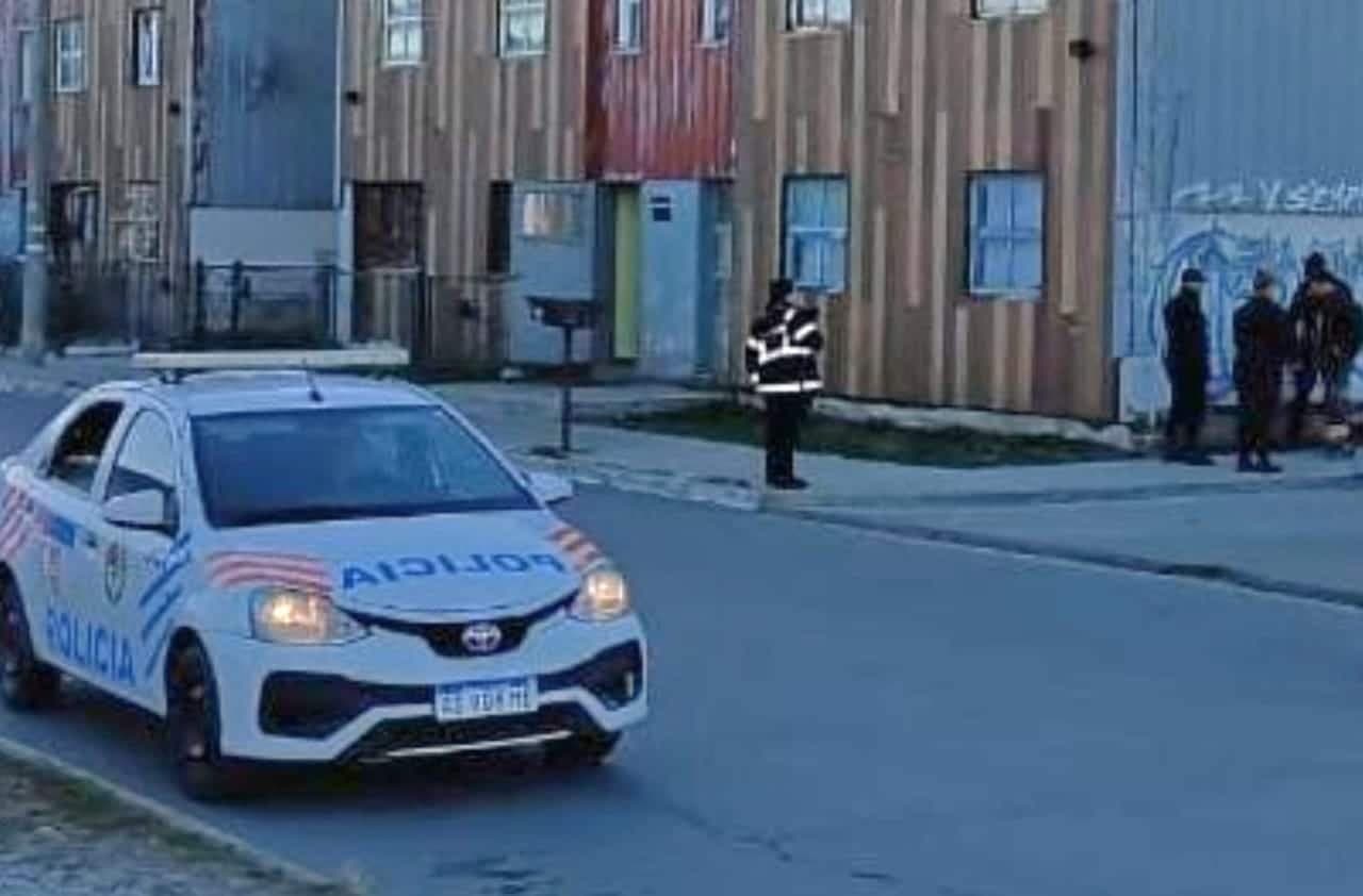 Chacra IV: un policía resultó herido tras intervenir en una riña callejera