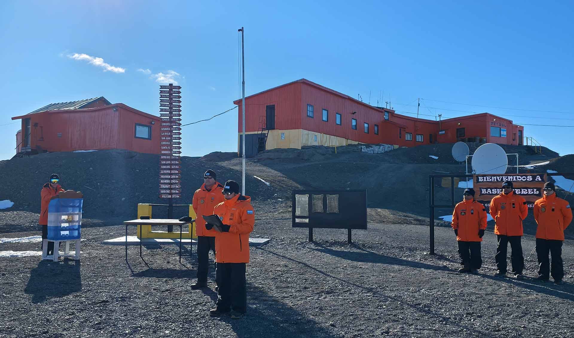 El Irízar reabasteció las bases antárticas Petrel y Esperanza