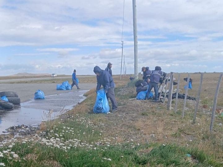 El municipio realizó un operativo de limpieza en la pista del avión