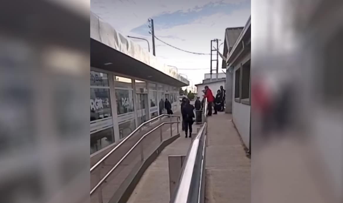 Grupo de menores provocó disturbios frente a la guardia del hospital