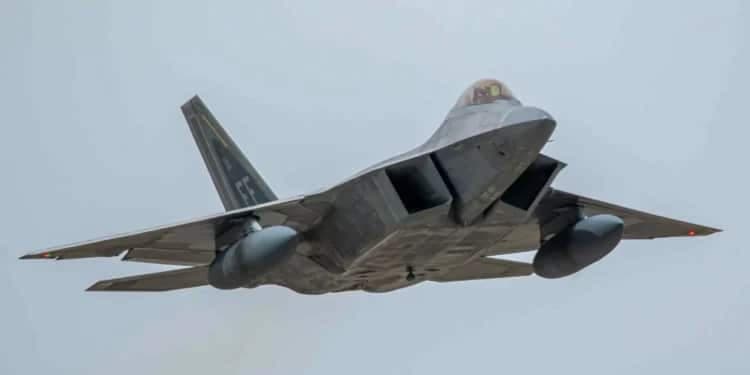 Una docena de cazas estadounidenses F-22 aterrizan en Israel en medio de tensiones regionales