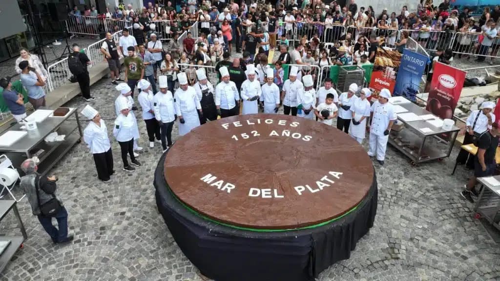 Impresionante alfajor para festejar el aniversario de Mar del Plata