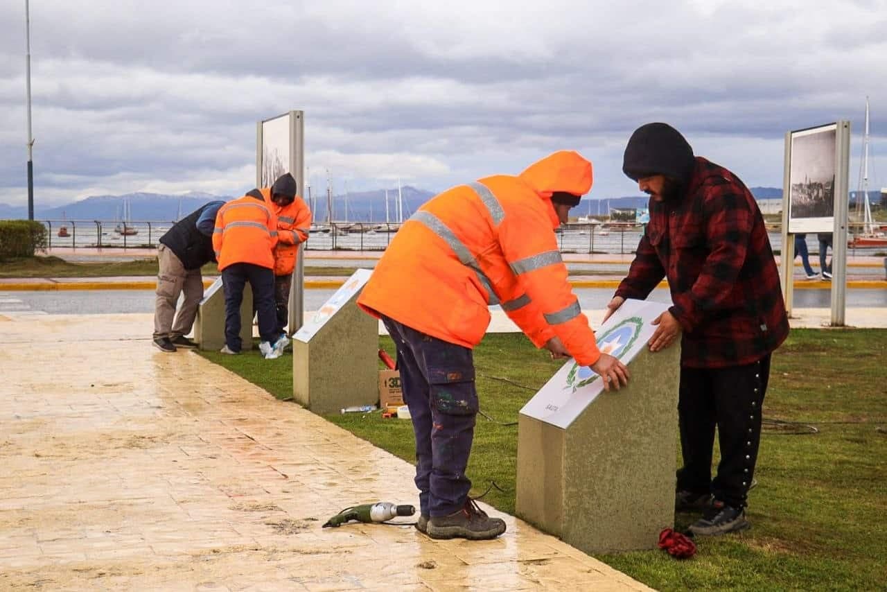 Renovación de los escudos provinciales en la plaza Islas Malvinas