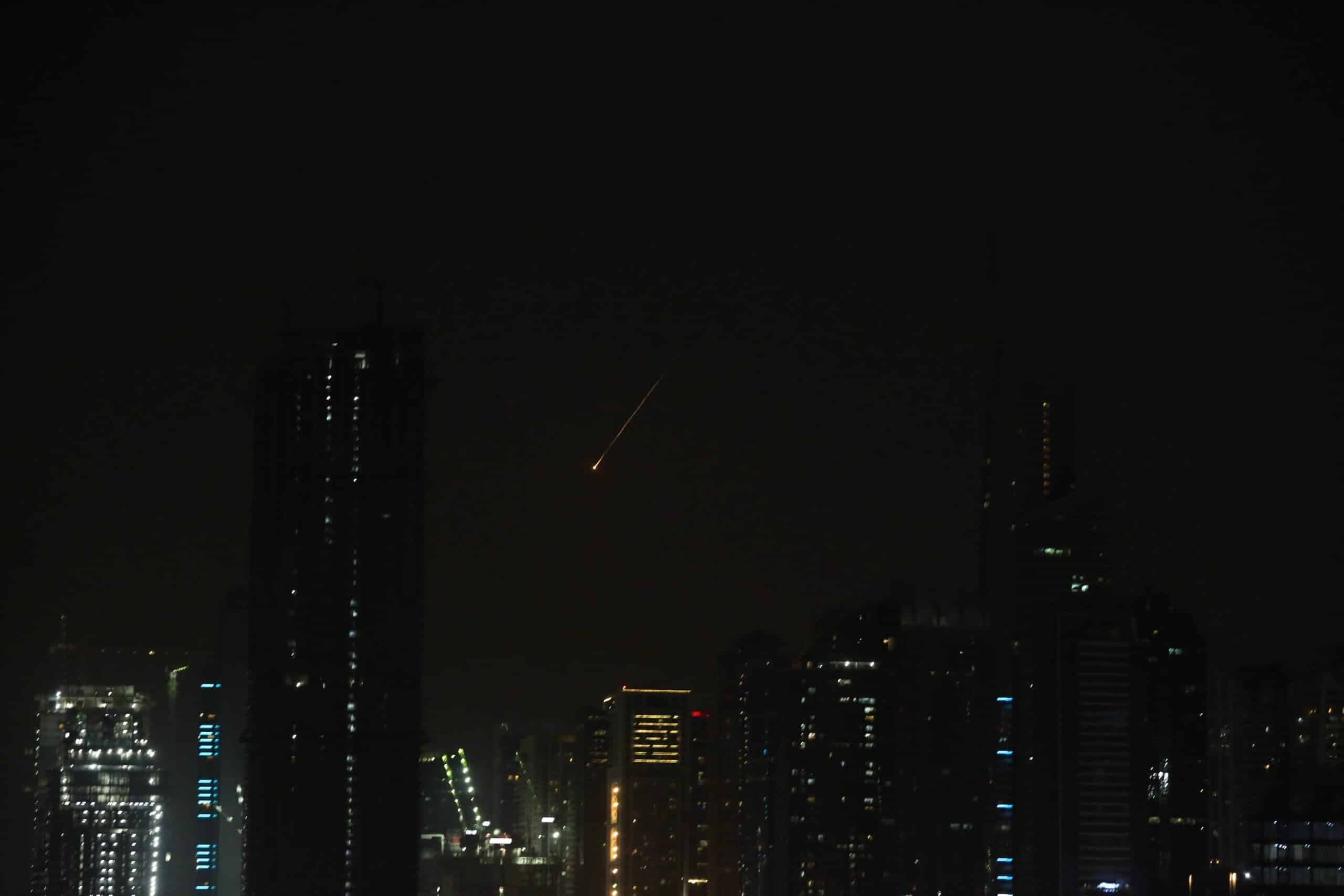 Un ataque con drones provoca un incendio en el emirato de Umm al-Quwain, en los Emiratos Árabes Unidos