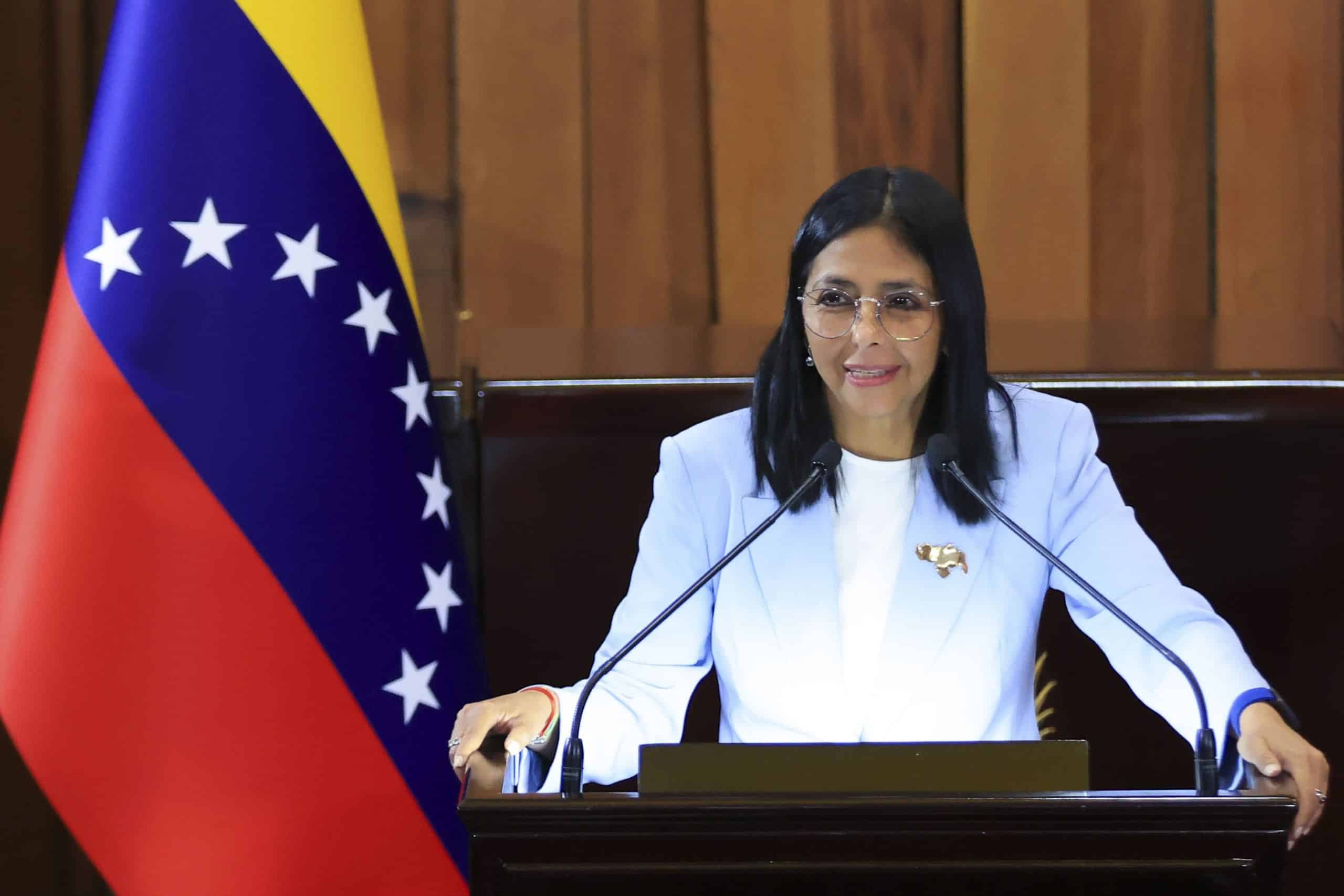 Venezuela: Delcy Rodríguez destituye a Padrino López, figura histórica del chavismo, como ministro de Defensa