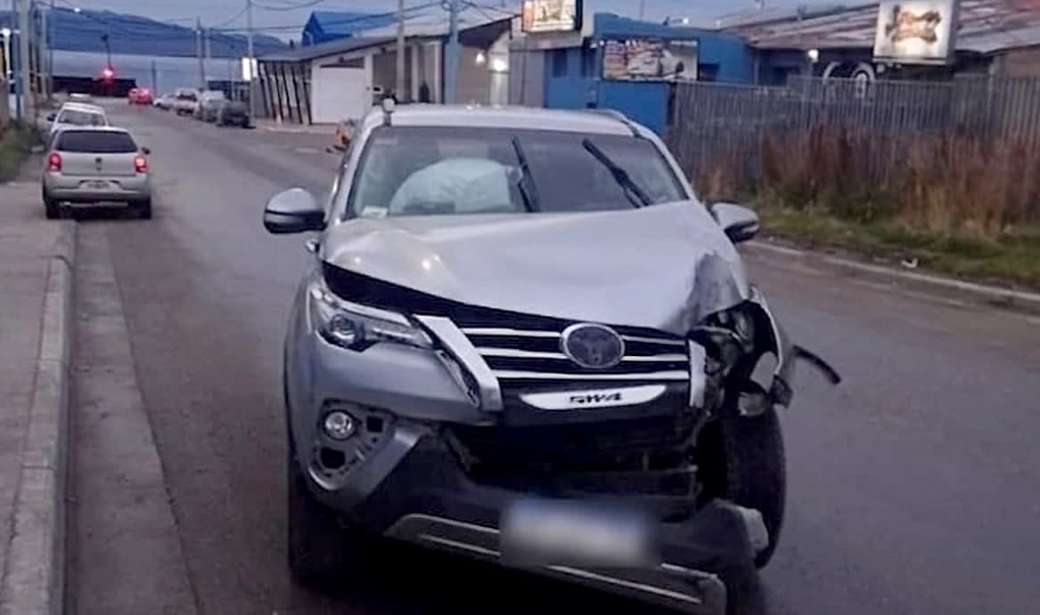 Camioneta colisionó una columna de alumbrado