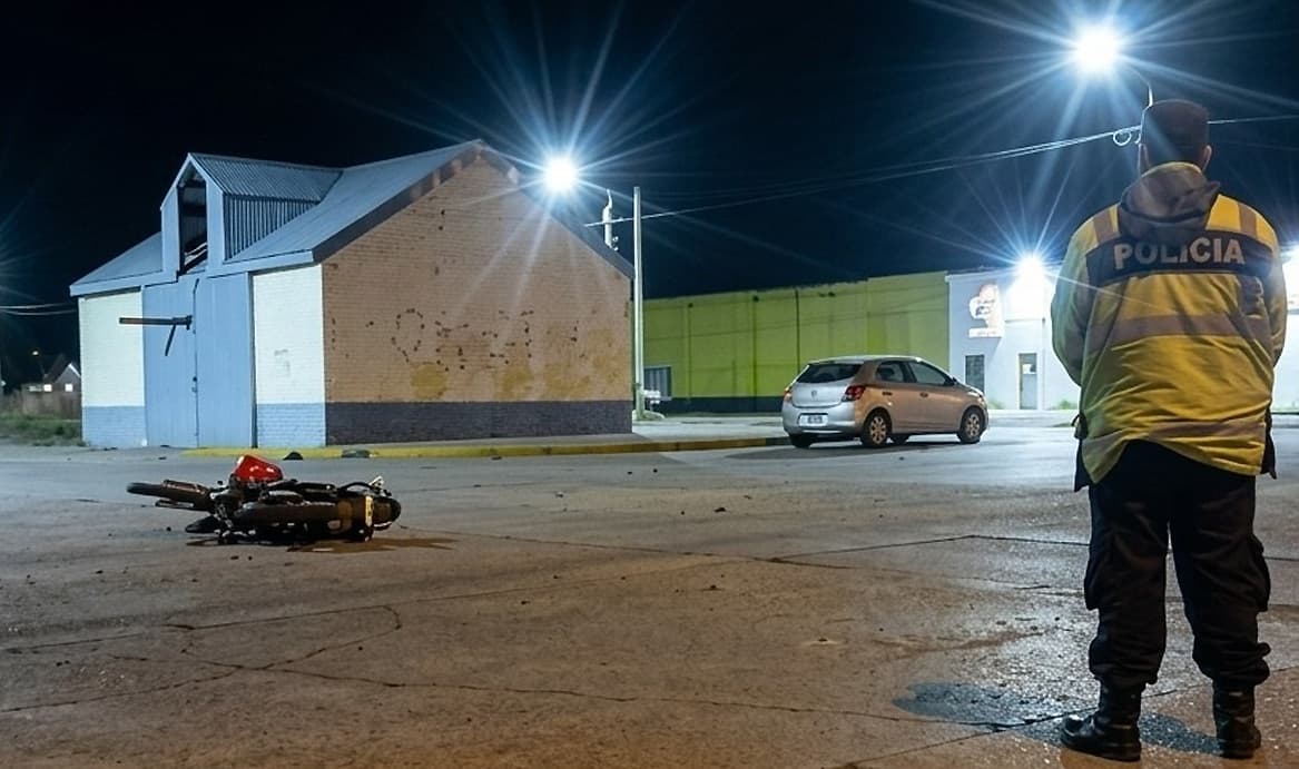 Choque entre auto y una moto
