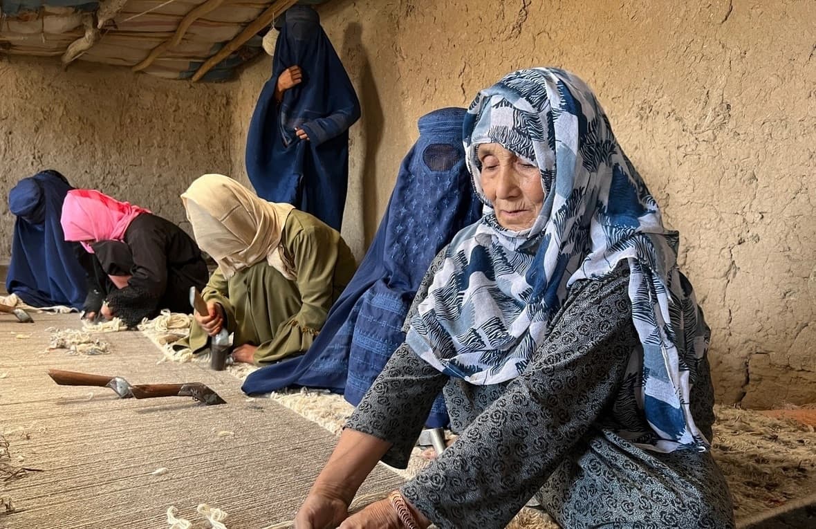 El centro de tejido de alfombras de Herat empodera a las mujeres afganas