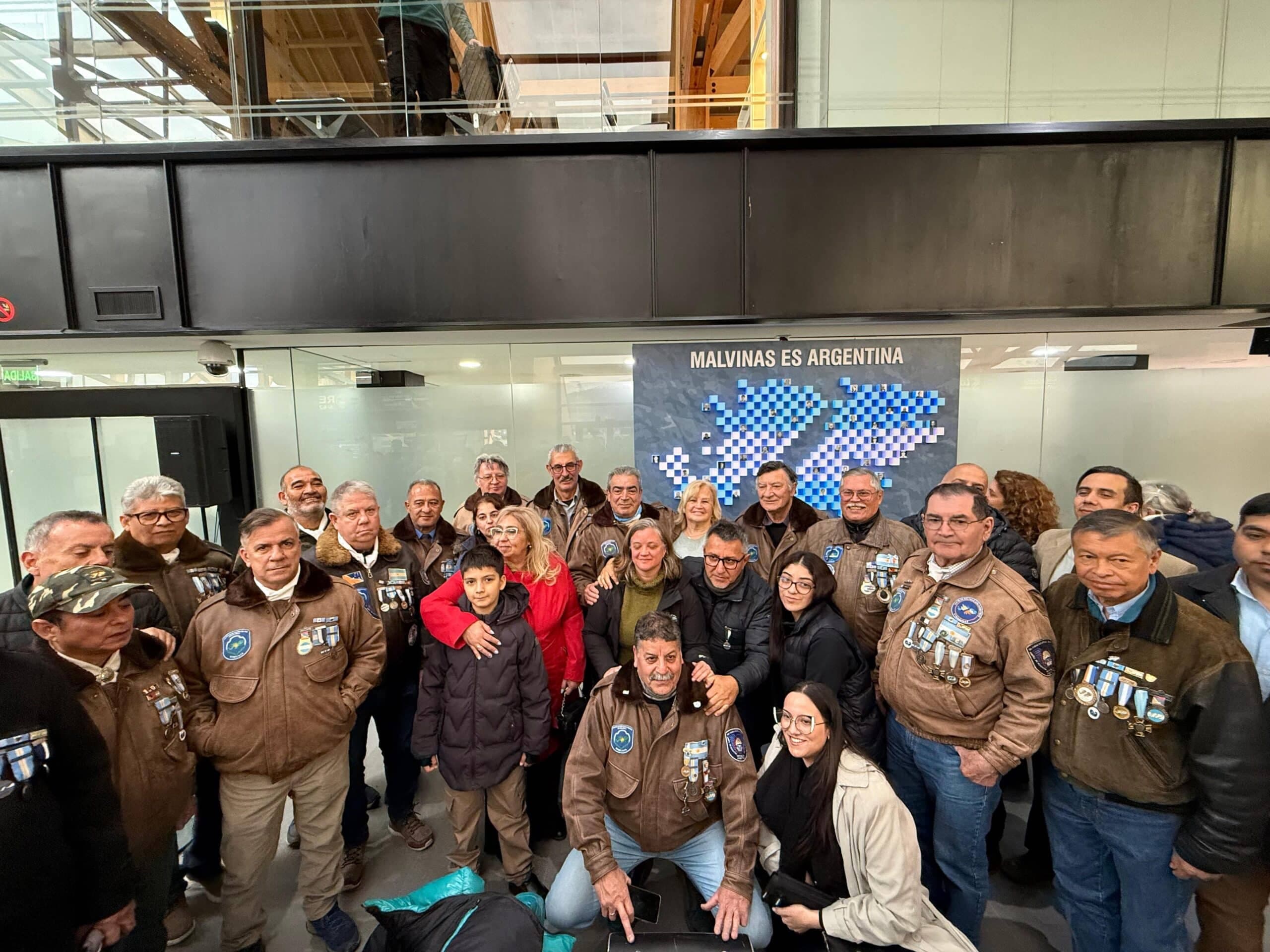 Ushuaia homenajeó a sus excombatientes con un mural en el Aeropuerto Malvinas Argentinas