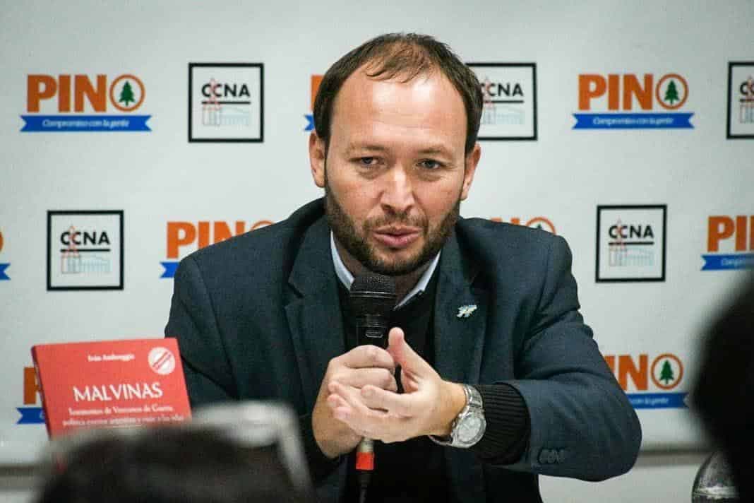 Se presentó el libro “Malvinas” en el CCNA