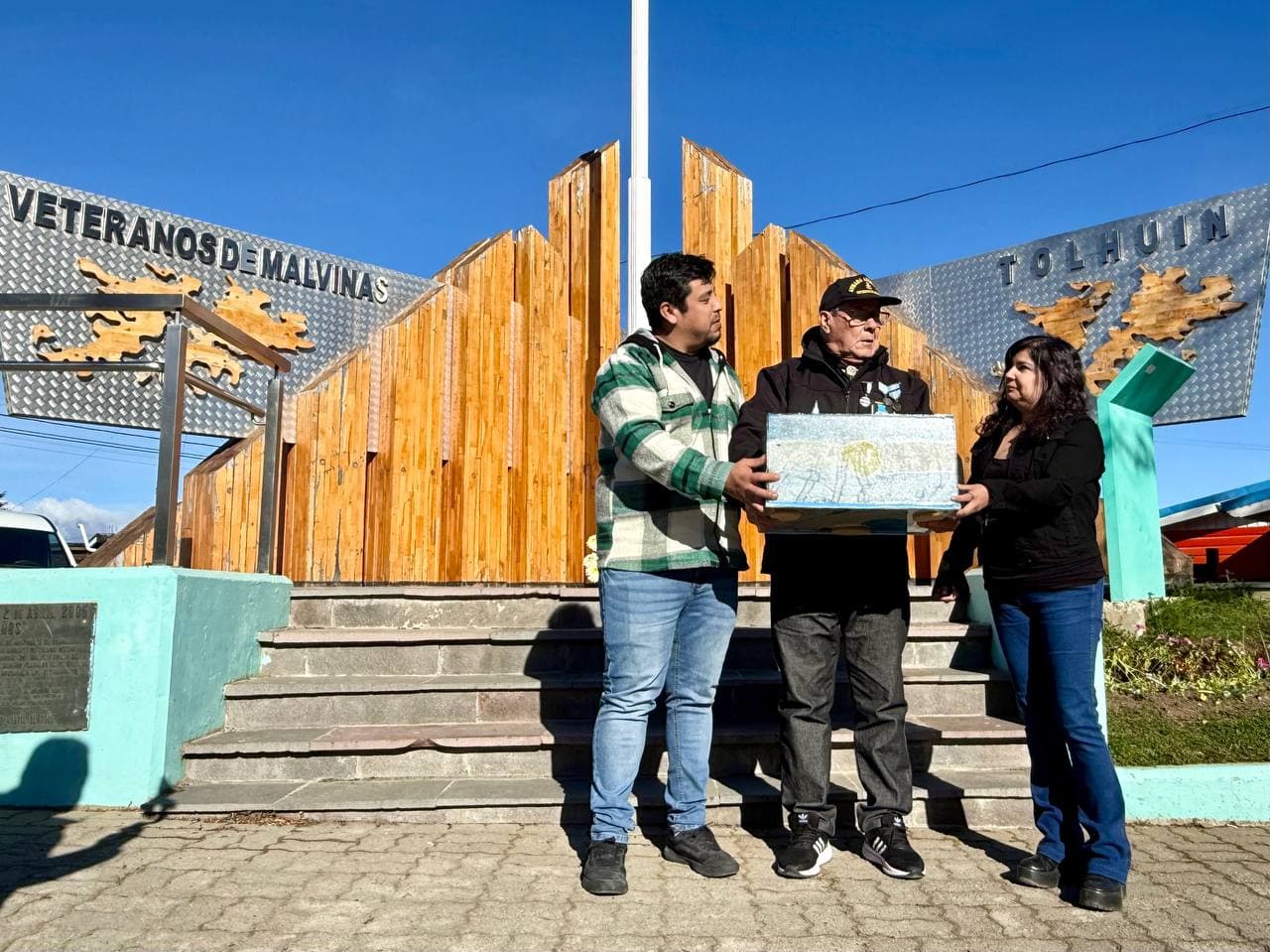 Tolhuin, se entregó la bandera que flameó en la Plazoleta Veteranos de Malvinas