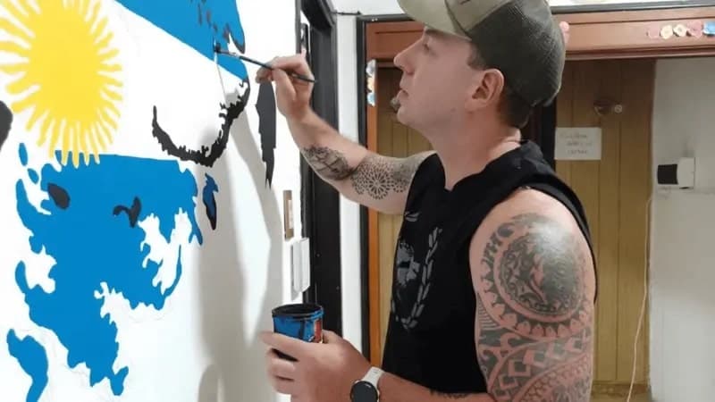 Los vecinos que pintan las islas para «malvinizar» el país