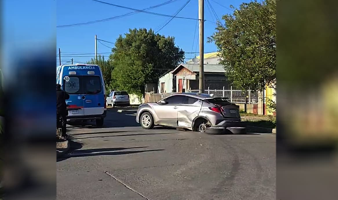 Colisión entre un auto y un camión