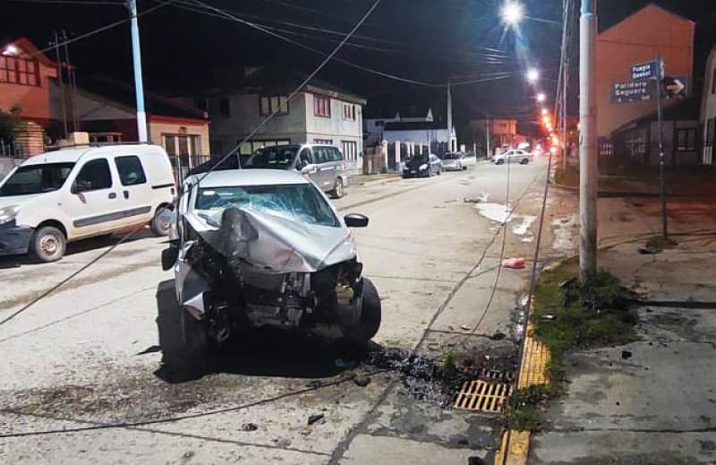 Alcoholizado chocó contra un poste en Ushuaia