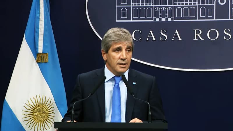 Caputo defendió los créditos del Nación a funcionarios