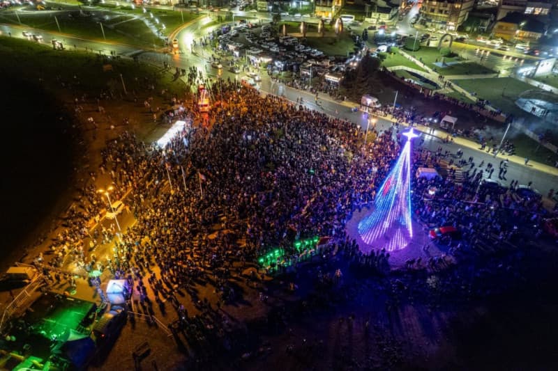 Con propuestas artísticas prendieron el árbol en Ushuaia