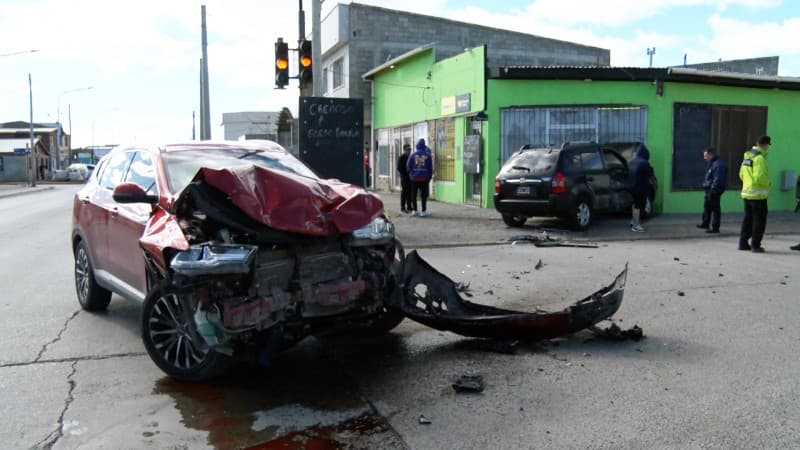 Fuerte choque en esquina semaforizada con fallas