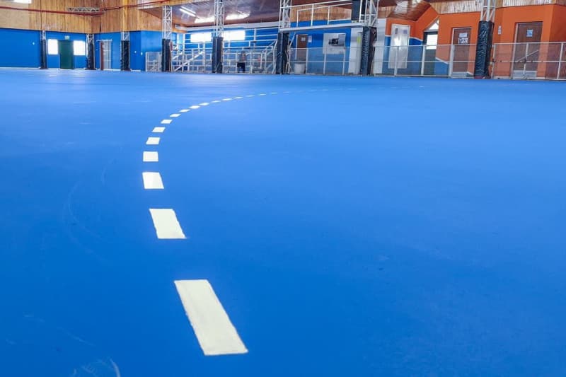 Refacción y pintura en el gimnasio Muriel de Río Grande