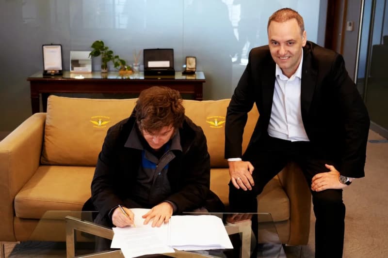 Reforma Laboral: Tras volver de Oslo, Milei firmó el proyecto