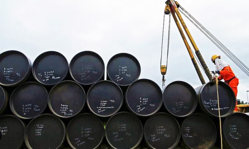 Sigue subiendo el petróleo y preocupa impacto en naftas