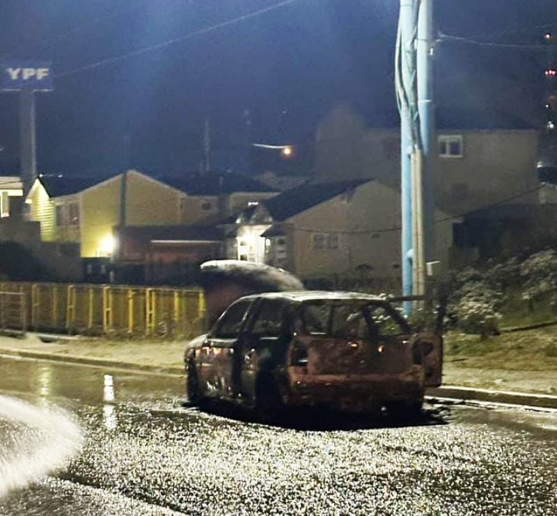 Un auto se incendió en la madrugada en Ushuaia