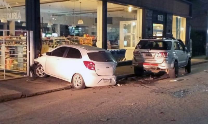 Un automóvil terminó contra un local comercial en Ushuaia