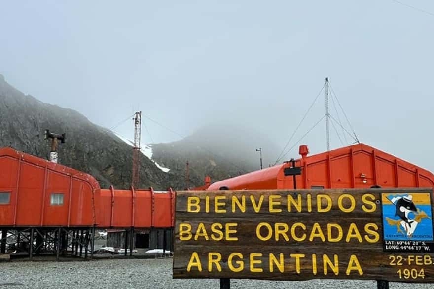 El rompehielos “Almirante Irízar” reabasteció la base más antigua de la Argentina en la Antártida