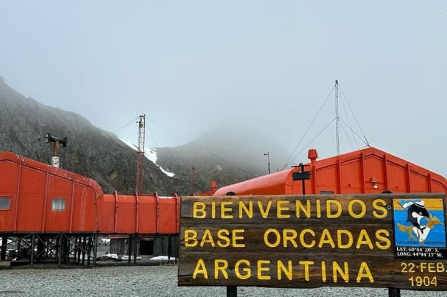 El rompehielos “Almirante Irízar” reabasteció la base más antigua de la Argentina en la Antártida