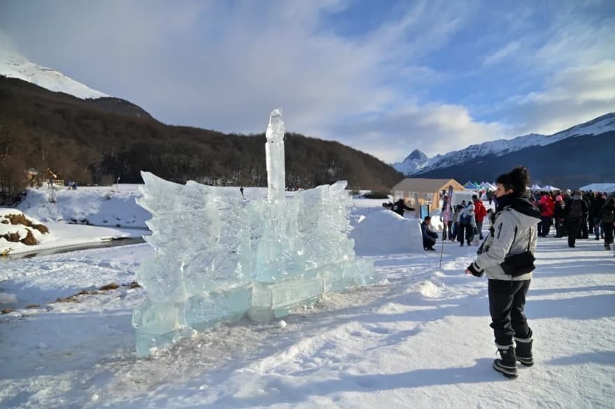 La tradicional 'Bajada de Antorchas' marcó el inicio de la temporada invernal en Tierra del Fuego