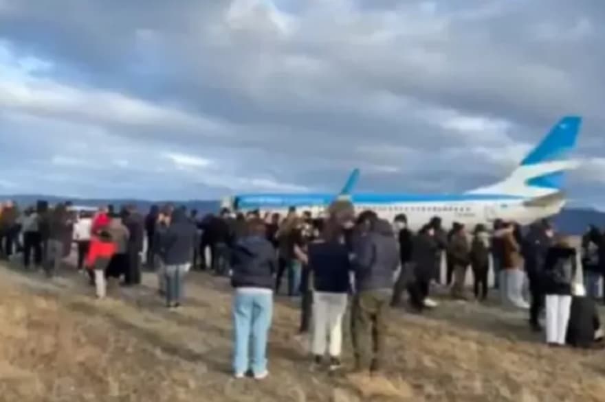 "Nos cansa que hablen tan impunemente de todo": el descargo de un trabajador de Aerolíneas por el protocolo antibombasAmenaza de bomba en un vuelo desde Ushuaia en el que viajaban Marcelo Polino y Carmen Barbieri: “Fue terrible, nos bajaron de emergencia”