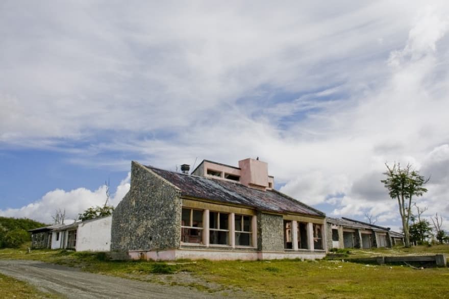 El gobernador Melella presentó un proyecto para la recuperación de la hostería Yehuin