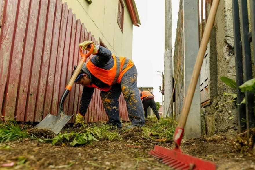 Gobierno encara trabajos de mantenimiento y limpieza de patios internos en barrios de Río Grande