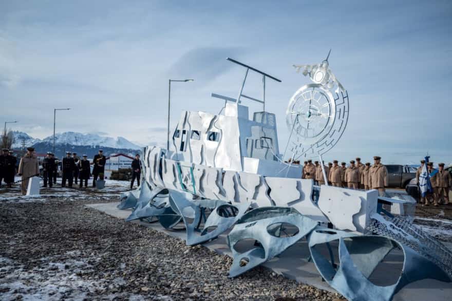 Inauguraron una escultura que rinde homenaje al guardacostas “Río Iguazú” en Ushuaia