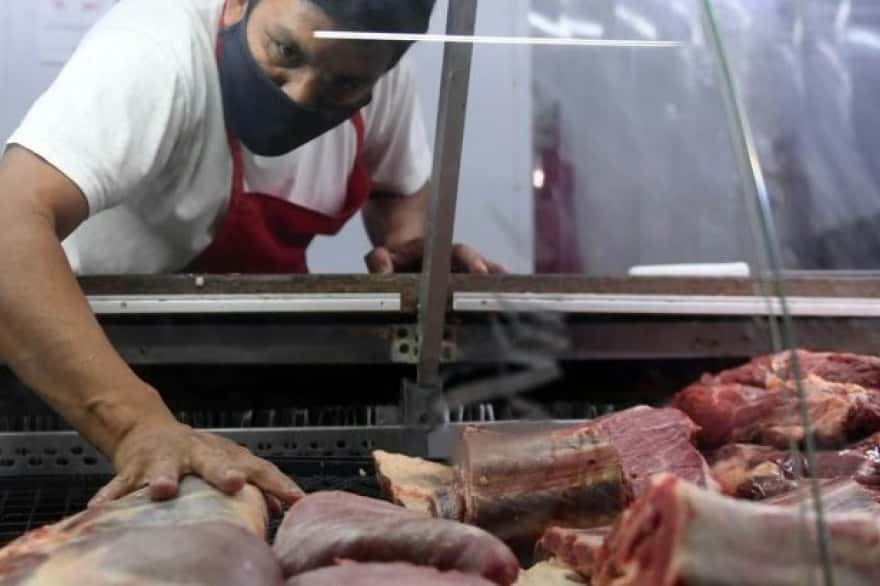 El consumo masivo cayó 4,9% interanual en agosto y encadenó una racha negativa de nueve meses